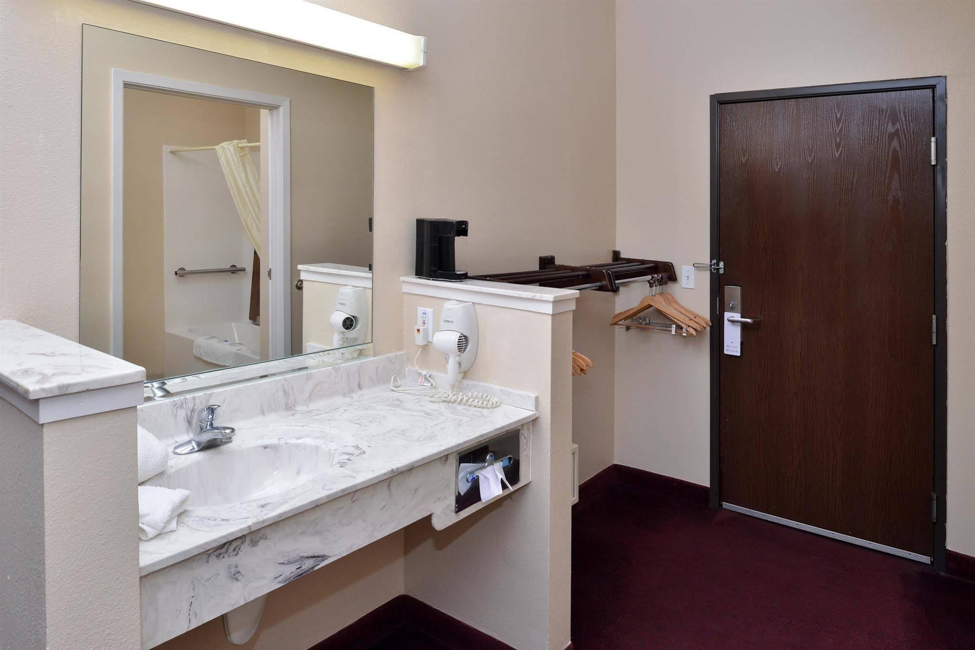 Americas Best Value Inn Somerville Texas Exterior photo